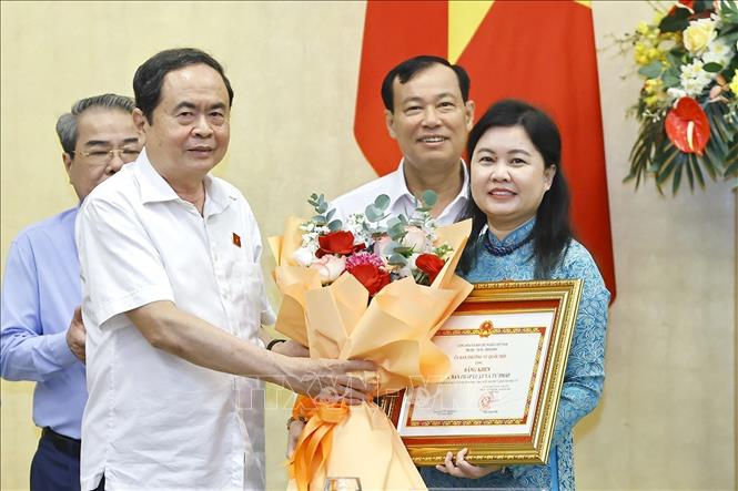 Chủ tịch Quốc hội Trần Thanh Mẫn trao Bằng khen của Uỷ ban Thường vụ Quốc hội tặng các cơ quan có thành tích xuất sắc trong tham mưu, phục vụ Kỳ họp thứ 9, Quốc hội khoá XV. Ảnh: Doãn Tấn - TTXVN