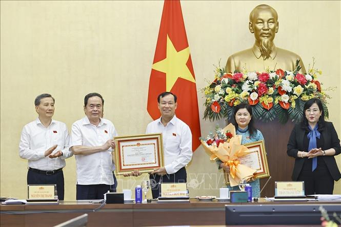 Chủ tịch Quốc hội Trần Thanh Mẫn trao Bằng khen của Uỷ ban Thường vụ Quốc hội tặng các cơ quan có thành tích xuất sắc trong tham mưu, phục vụ Kỳ họp thứ 9, Quốc hội khoá XV. Ảnh: Doãn Tấn - TTXVN