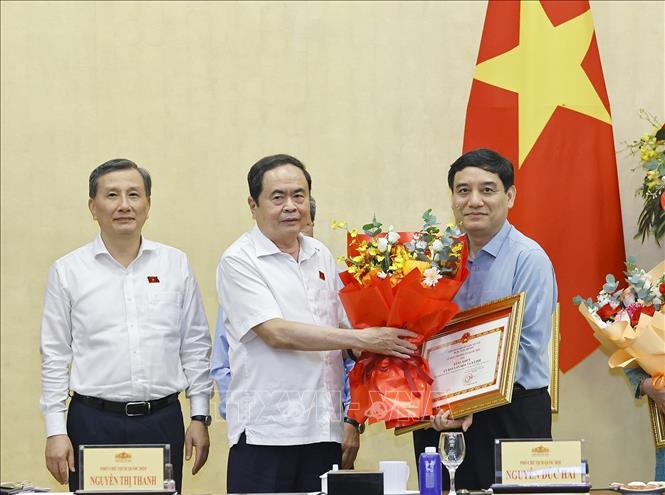 Chủ tịch Quốc hội Trần Thanh Mẫn trao Bằng khen của Uỷ ban Thường vụ Quốc hội tặng các cơ quan có thành tích xuất sắc trong tham mưu, phục vụ Kỳ họp thứ 9, Quốc hội khoá XV. Ảnh: Doãn Tấn - TTXVN