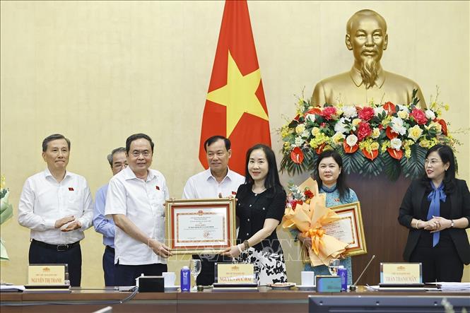 Chủ tịch Quốc hội Trần Thanh Mẫn trao Bằng khen của Uỷ ban Thường vụ Quốc hội tặng các cơ quan có thành tích xuất sắc trong tham mưu, phục vụ Kỳ họp thứ 9, Quốc hội khoá XV. Ảnh: Doãn Tấn - TTXVN