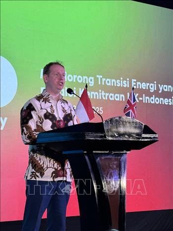 Phó Đại sứ Anh tại Indonesia Matthew Downing phát biểu tại sự kiện. Ảnh: Đỗ Quyên – PV TTXVN tại Indonesia