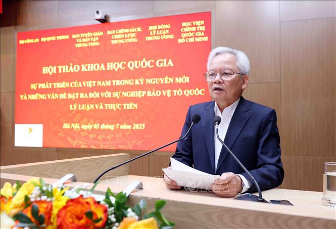 GS.TS Tạ Ngọc Tấn, Phó Chủ tịch Thường trực Hội đồng Lý luận Trung ương trình bày tham luận. Ảnh: Phạm Kiên - TTXVN