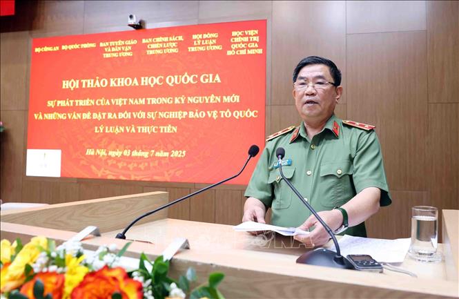 Trung tướng Trần Vi Dân, Uỷ viên kiêm Phó Tổng thư ký Hội đồng Lý luận Trung ương, Cục trưởng, Thành viên Ban nghiên cứu chuyên đề giúp việc Bộ trưởng Bộ Công an trình bày tham luận. Ảnh: Phạm Kiên - TTXVN