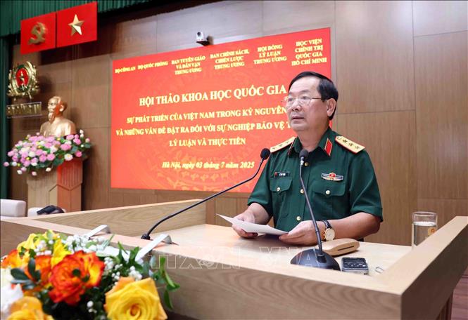 Thượng tướng, TS. Lê Huy Vịnh, Ủy viên Trung ương Đảng, Ủy viên Quân ủy Trung ương, Thứ trưởng Bộ Quốc phòng phát biểu khai mạc hội thảo. Ảnh: Phạm Kiên – TTXVN