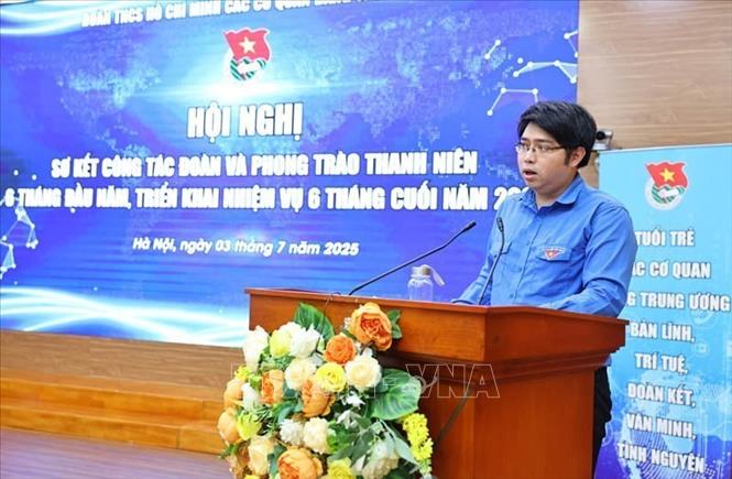 Phó bí thư Đoàn, Chủ nhiệm Ủy ban kiểm tra các cơ quan Đảng Trung ương Nguyễn Xuân Khôi báo cáo sơ kết. Ảnh: Minh Đức - TTXVN

