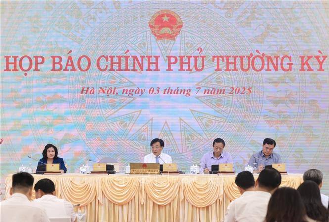 Ủy viên Trung ương Đảng, Bộ trưởng Chủ nhiệm Văn phòng Chính phủ Trần Văn Sơn chủ trì buổi họp báo. Ảnh: Tuấn Anh  - TTXVN