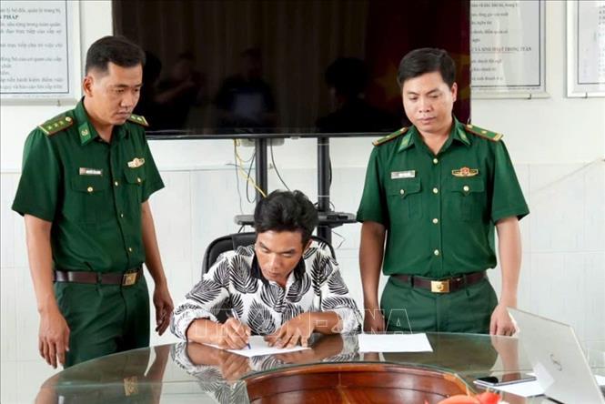 Ông Phạm Minh Tí (thuyền trưởng) ký biên bản thực hiện quyết định xử phạt vi phạm hành chính của Chủ tịch UBND tỉnh Cà Mau. Ảnh TTXVN phát