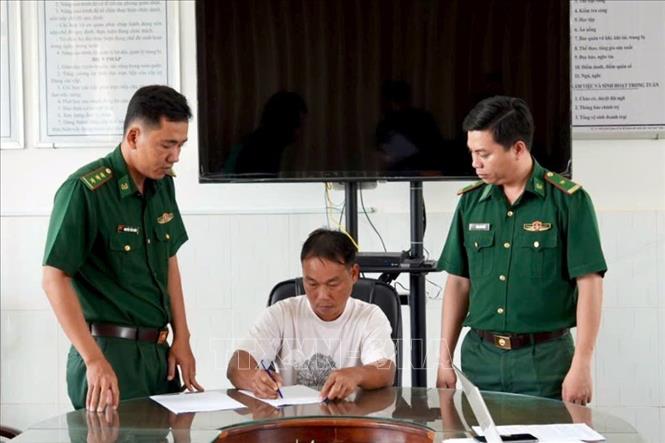 Ông Phan Văn Nhu (chủ sở hữu hợp pháp tàu cá CM 99658 TS) ký biên bản thực hiện quyết định xử phạt vi phạm hành chính của Chủ tịch UBND tỉnh Cà Mau. Ảnh: TTXVN phát 