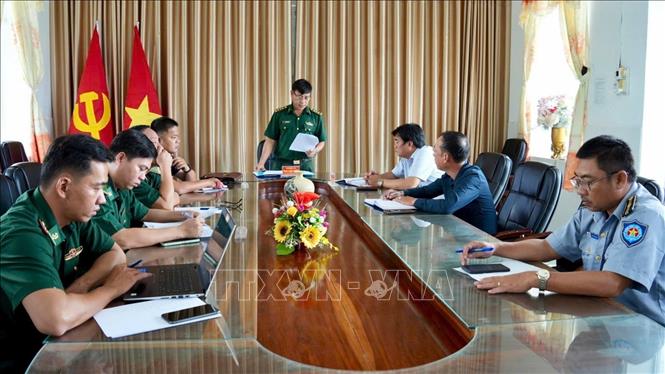 Bộ đội Biên phòng tỉnh Cà Mau công bố Quyết định của Chủ tịch Ủy ban nhân dân tỉnh về xử phạt vi phạm hành chính trong lĩnh vực thủy sản. Ảnh: TTXVN phát 
