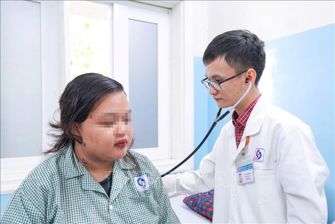 Bác sĩ Bệnh viện Nhân dân Gia Định Thành phố Hồ Chí Minh kiểm tra tình trạng sức khỏe cho chị Đ.V.Y.N (22 tuổi, ngụ xã Thái Mỹ, Thành phố Hồ Chí Minh). Ảnh: TTXVN phát 