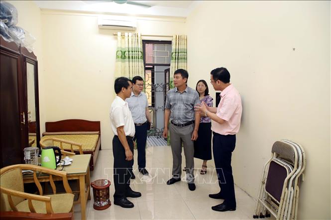 Lãnh đạo UBND tỉnh Hưng Yên kiểm tra thực tế tại khu ký túc xá Trường Chính trị Nguyễn Văn Linh, phường Phố Hiến, tỉnh Hưng Yên. Ảnh: Đinh Văn Nhiều-TTXVN