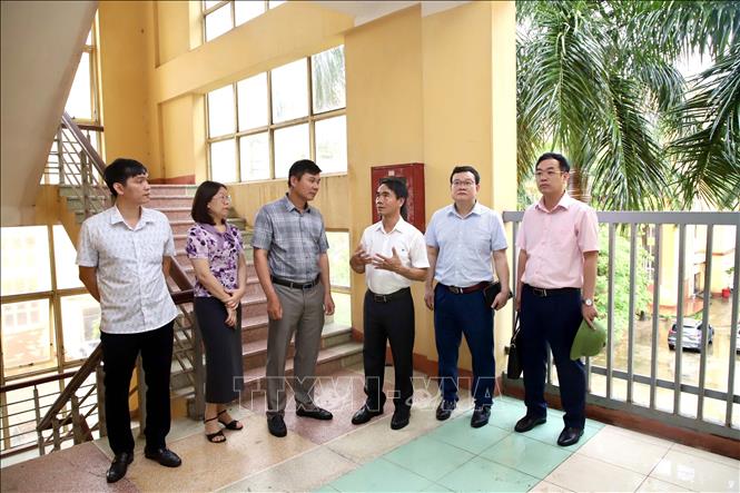 Phó Chủ tịch UBND tỉnh Nguyễn Lê Huy (thứ 3 từ trái sang) kiểm tra thực tế tại khu nhà ở sinh viên phường Phố Hiến, tỉnh Hưng Yên. Ảnh: Đinh Văn Nhiều-TTXVN