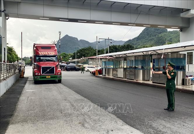 Lực lượng bộ đội biên phòng Cửa khẩu Quốc tế Thanh Thủy (Tuyên Quang) kiểm tra các phương tiện xuất, nhập cảnh. Ảnh: Đức Thọ - TTXVN