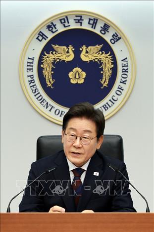Tổng thống Hàn Quốc Lee Jae Myung trong cuộc họp với các trợ lý cấp cao tại Seoul, ngày 3/7/2025. Ảnh: Yonhap/TTXVN