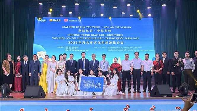 Các đại biểu tham dự chương trình giao lưu, giới thiệu văn hoá và du lịch tỉnh Hà Bắc (Trung Quốc) chụp ảnh lưu niệm. Ảnh: Ngọc Bích-TTXVN