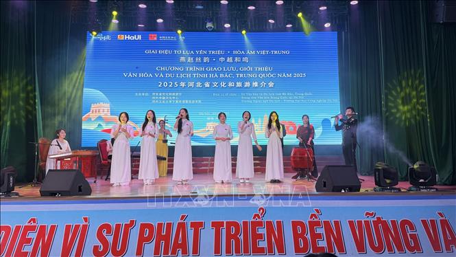 Trình diễn giao lưu âm nhạc, văn hóa với tiết mục hát tốp ca: Việt Nam – Trung Quốc. Ảnh: Ngọc Bích-TTXVN
