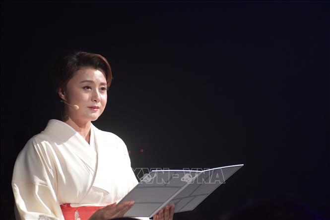 Nữ diễn viên Fujiwara Norika đọc thông điệp về sự đoàn kết và sức mạnh của con người. Ảnh: Nguyễn Tuyến – Pv TTXVN tại Nhật Bản 
