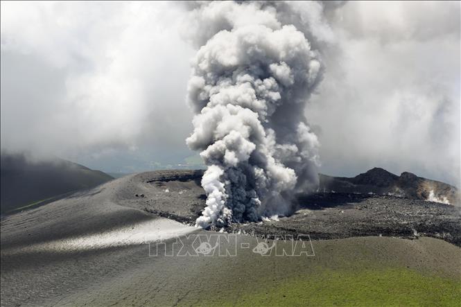 Núi lửa Shinmoe, nằm trên địa phận hai tỉnh Kagoshima và Miyazaki trên đảo Kyushu, miền Tây Nam Nhật Bản phun trào dữ dội, ngày 28/6/2025. Ảnh: Kyodo/TTXVN