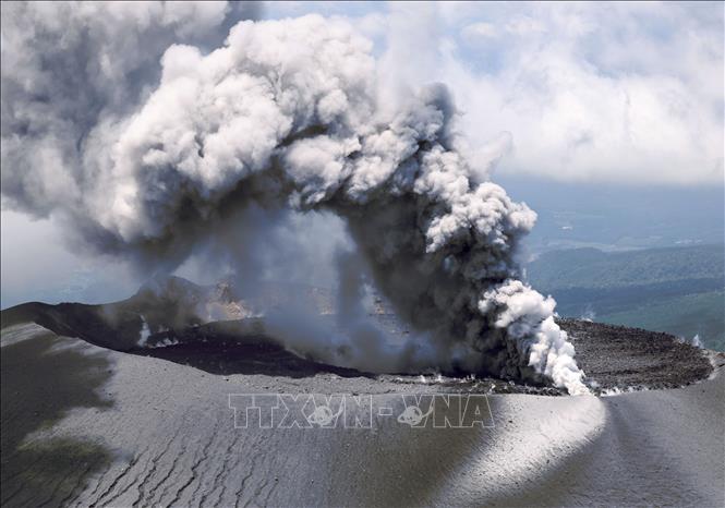 Núi lửa Shinmoe, nằm trên địa phận hai tỉnh Kagoshima và Miyazaki trên đảo Kyushu, miền Tây Nam Nhật Bản phun trào dữ dội, ngày 28/6/2025. Ảnh: Kyodo/TTXVN