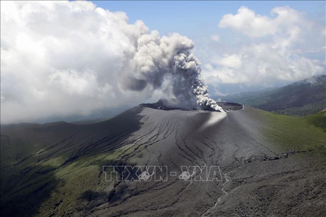 Núi lửa Shinmoe, nằm trên địa phận hai tỉnh Kagoshima và Miyazaki trên đảo Kyushu, miền Tây Nam Nhật Bản phun trào dữ dội, ngày 28/6/2025. Ảnh: Kyodo/TTXVN