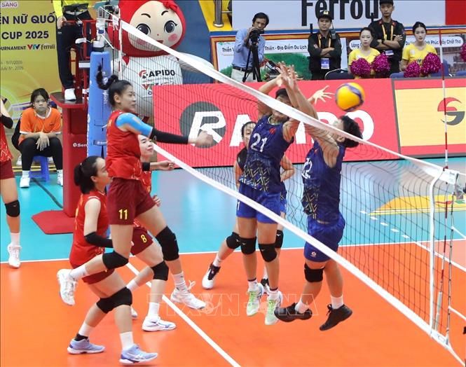 Pha đập bóng của VĐV đội tuyển nữ Việt Nam (áo đỏ) trước đội U21 Việt Nam. Ảnh: Hoàng Hùng - TTXVN