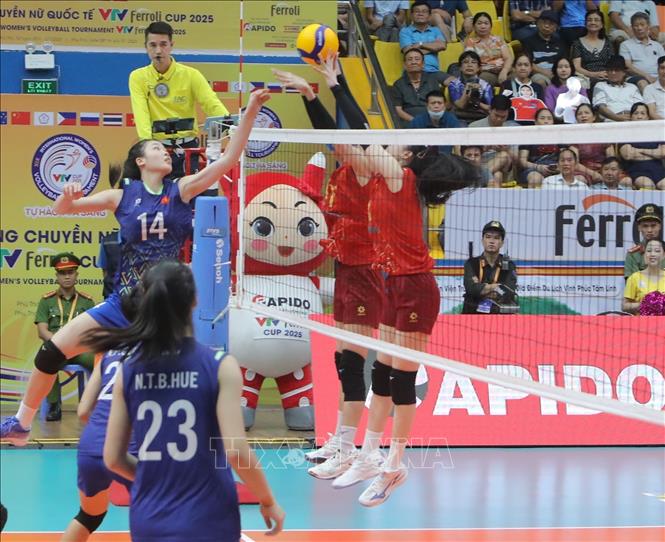 Pha tấn công uy lực của VĐV đội U21 Việt Nam (áo xanh ) trước đội tuyển Bóng chuyền nữ Việt Nam. Ảnh: Hoàng Hùng - TTXVN