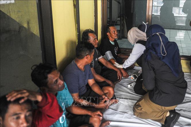 Nhân viên y tế kiểm tra sức khoẻ những người sống sót trong vụ chìm phà KMP Tunu Pratama Jaya, tại cảng Ketapang ở Banyuwangi, Đông Java, Indonesia, ngày 3/7/2025. Ảnh: THX/TTXVN