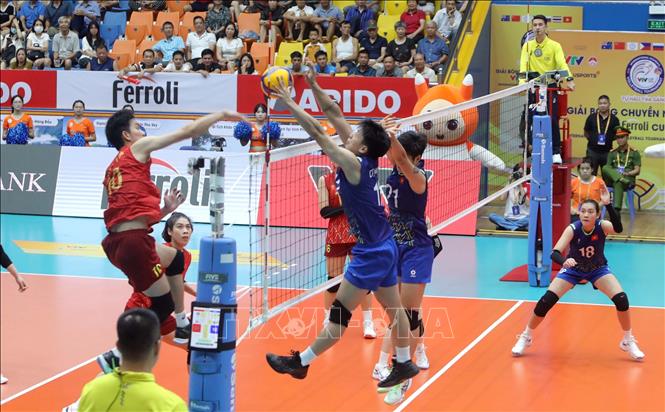 Pha tấn công uy lực của VĐV Bích Tuyền  đội tuyển nữ Việt Nam (áo đỏ) trước đội U21 Việt Nam. Ảnh: Hoàng Hùng - TTXVN