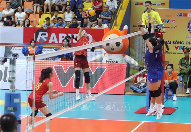 Pha tấn công uy lực của VĐV đội tuyển nữ Việt Nam (áo đỏ) trước đội U21 Việt Nam. Ảnh: Hoàng Hùng - TTXVN