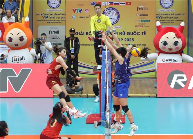 Pha tấn công uy lực của VĐV đội tuyển nữ Việt Nam (áo đỏ) trước đội U21 Việt Nam. Ảnh: Hoàng Hùng - TTXVN