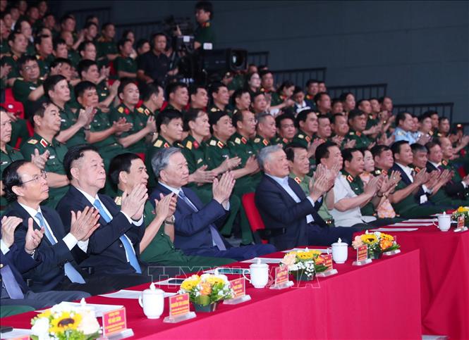 Tổng Bí thư Tô Lâm, các đồng chí lãnh đạo Đảng, Nhà nước, Bộ Quốc phòng tại buổi giao lưu. Ảnh: Trọng Đức - TTXVN
