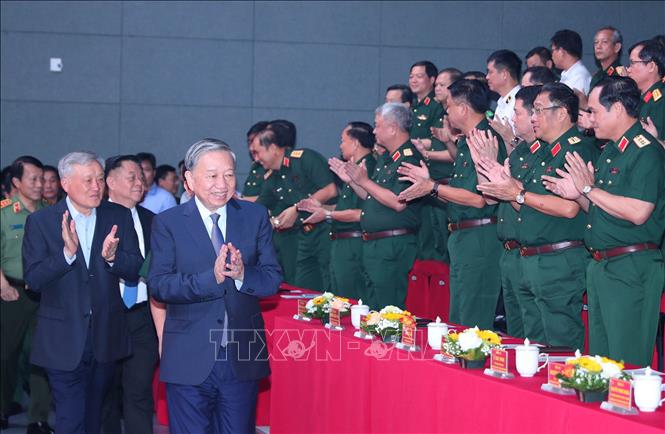 Tổng Bí thư Tô Lâm, các đồng chí lãnh đạo Đảng, Nhà nước, Bộ Quốc phòng đến dự buổi giao lưu. Ảnh: Trọng Đức - TTXVN