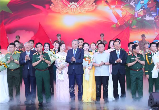 Tổng Bí thư Tô Lâm, các đồng chí lãnh đạo Đảng, Nhà nước, Bộ Quốc phòng giao lưu với các gương điển hình. Ảnh: Trọng Đức - TTXVN