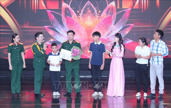 Các gương điển hình trong ngành quân y và bệnh viên TW Quân đội 108 giao lưu với khán giả. Ảnh: Trọng Đức - TTXVN