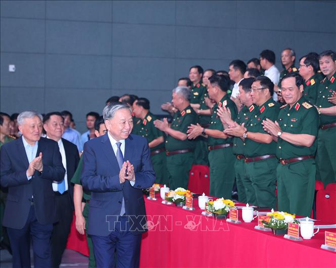 Tổng Bí thư Tô Lâm, các đồng chí lãnh đạo Đảng, Nhà nước, Bộ Quốc phòng đến dự buổi giao lưu. Ảnh: Trọng Đức - TTXVN