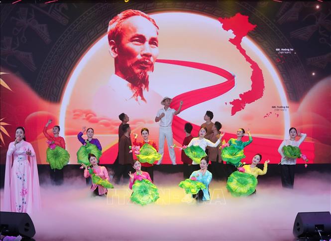 Chương trình nghệ thuật tại buổi giao lưu. Ảnh: Trọng Đức - TTXVN