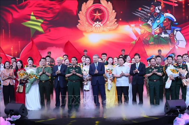 Tổng Bí thư Tô Lâm, các đồng chí lãnh đạo Đảng, Nhà nước, Bộ Quốc phòng giao lưu với các gương điển hình. Ảnh: Trọng Đức - TTXVN