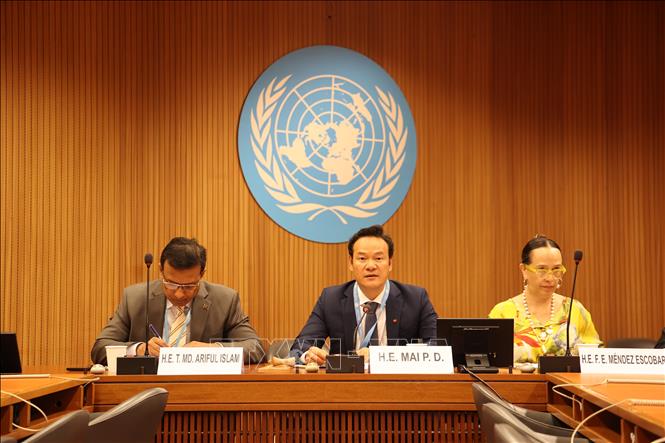 Đại sứ Mai Phan Dũng - Trưởng Phái đoàn thường trực Việt Nam tại Geneva (ngồi giữa) phát biểu tại phiên thảo luận. Ảnh: Anh Hiển - PV TTXVN tại Thụy Sĩ 