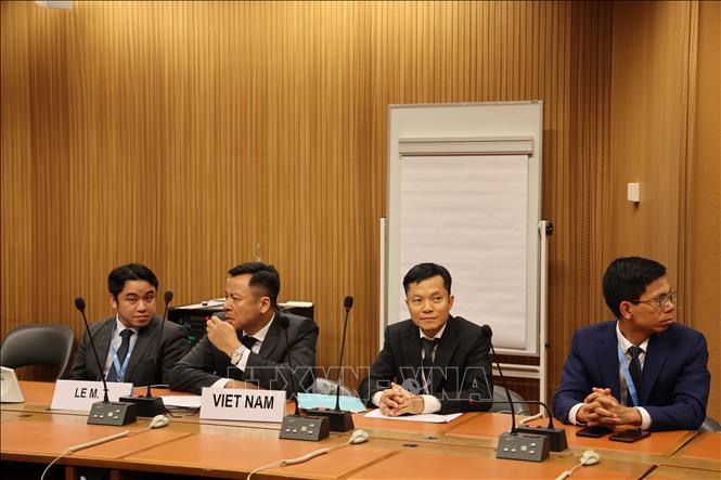Các thành viên của Phái đoàn thường trực Việt Nam tại Geneva. Ảnh: Anh Hiển - PV TTXVN tại Thụy Sĩ