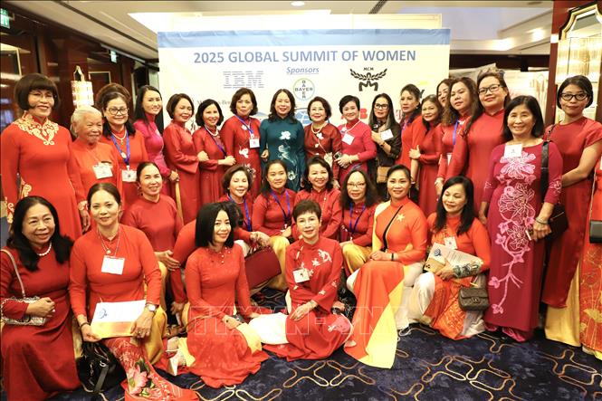 Hơn 40 đại biểu đại diện cho các hội đoàn Việt Nam tham dự Hội nghị Thượng đỉnh Phụ nữ toàn cầu 2025. Ảnh: Phương Hoa - PV TTXVN tại Đức