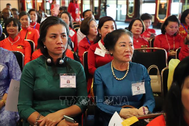 Bà Trịnh Thị Mùi (bên trái), đại diện Liên hiệp hội Phụ nữ Việt Nam toàn châu Âu tham dự hội nghị. Ảnh: Ảnh: Phương Hoa - PV TTXVN tại Đức   