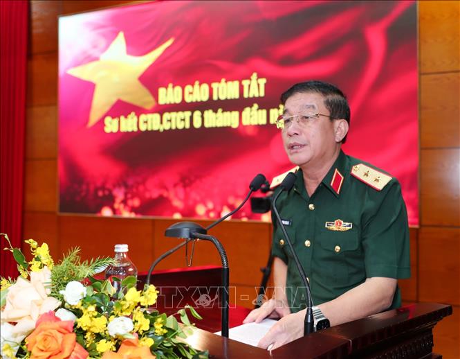 Trung tướng Trương Thiên Tô, Phó Chủ nhiệm Tổng cục Chính trị QĐND Việt Nam trình bày báo cáo.  Ảnh: Trọng Đức - TTXVN