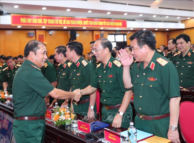 Thượng tướng Phùng Sĩ Tấn, Phó Tổng Tham mưu trưởng QĐND Việt Nam và các đại biểu. Ảnh: Trọng Đức - TTXVN