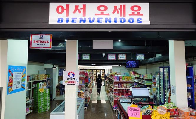 Cửa hàng chuyên bán thực phẩm Hàn Quốc tại khu phố cổ ở thủ đô Mexico City, Mexico. Ảnh: Phi Hùng - PV TTXVN tại Mexico