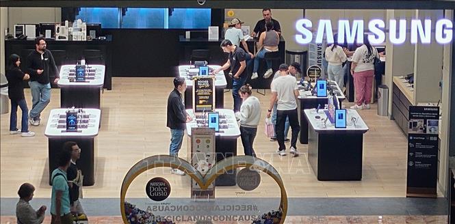 Gian trưng bày các sản phẩm của Tập đoàn điện tử Samsung tại Trung tâm thương mại Antara, thủ đô Mexico City, Mexico. Ảnh: Phi Hùng - PV TTXVN tại Mexico