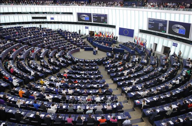 Chủ tịch Ủy ban châu Âu (EC) Ursula von der Leyen sẽ phải đối mặt với cuộc bỏ phiếu bất tín nhiệm của Nghị viện châu Âu (EP) vào ngày 10/7/2025. Kiến nghị tổ chức bỏ phiếu bất tín nhiệm đối với Chủ tịch EC đã được trình lên phiên họp toàn thể của EP vào ngày 2/7 và đã đạt đủ yêu cầu tối thiểu là 72 chữ ký để ấn định ngày bỏ phiếu. Ảnh (tư liệu): Toàn cảnh phiên họp Nghị viện châu Âu tại Strasbourg, Pháp. THX/TTXVN
