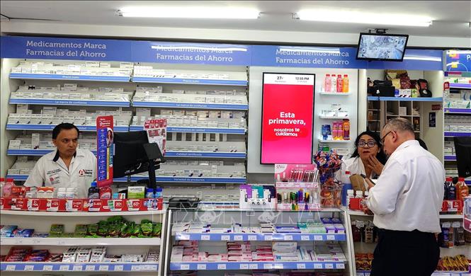Người dân mua thuốc chữa bệnh tại một trung tâm phân phối dược phẩm và các sản phẩm chăm sóc sức khỏe tại thủ đô Mexico City, Mexico. Ảnh: Phi Hùng - PV TTXVN tại Mexico