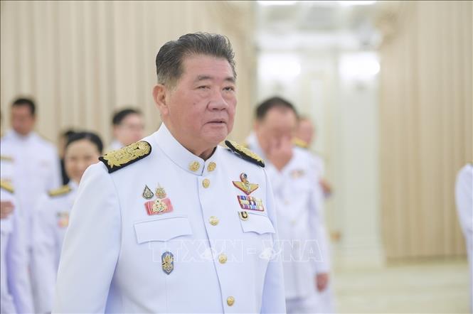 Ngày 3/7/2025, các Bộ trưởng nội các vừa được cải tổ của Thái Lan đã tuyên thệ nhậm chức tại thủ đô Bangkok, sau khi được Quốc vương Thái Lan phê duyệt ngày 1/7. Tổng cộng có 14 Bộ trưởng nội các tham dự buổi lễ, gồm cả bà Paetongtarn Shinawatra, với cương vị mới là Bộ trưởng Văn hóa. Trong khi đó, Phó Thủ tướng kiêm Bộ trưởng Nội vụ Phumtham Wechayachai (trong ảnh) được bổ nhiệm làm Thủ tướng lâm thời, điều hành Chính phủ trong thời gian bà Paetongtarn tạm bị đình chỉ chức vụ Thủ tướng. Ảnh: THX/TTXVN