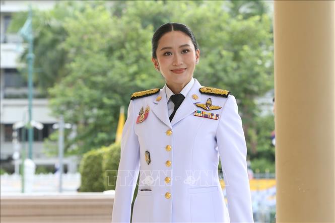 Ngày 3/7/2025, các Bộ trưởng nội các vừa được cải tổ của Thái Lan đã tuyên thệ nhậm chức tại thủ đô Bangkok, sau khi được Quốc vương Thái Lan phê duyệt ngày 1/7. Tổng cộng có 14 Bộ trưởng nội các tham dự buổi lễ, gồm cả bà Paetongtarn Shinawatra (trong ảnh), với cương vị mới là Bộ trưởng Văn hóa. Trong khi đó, Phó Thủ tướng kiêm Bộ trưởng Nội vụ Phumtham Wechayachai được bổ nhiệm làm Thủ tướng lâm thời, điều hành Chính phủ trong thời gian bà Paetongtarn tạm bị đình chỉ chức vụ Thủ tướng. Ảnh: THX/TTXVN