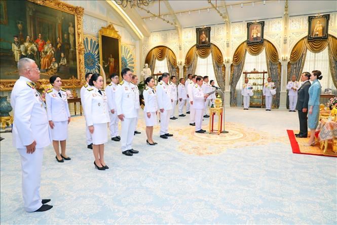 Ngày 3/7/2025, các Bộ trưởng nội các vừa được cải tổ của Thái Lan đã tuyên thệ nhậm chức tại thủ đô Bangkok, sau khi được Quốc vương Thái Lan phê duyệt ngày 1/7. Tổng cộng có 14 Bộ trưởng nội các tham dự buổi lễ, gồm cả bà Paetongtarn Shinawatra, với cương vị mới là Bộ trưởng Văn hóa. Trong khi đó, Phó Thủ tướng kiêm Bộ trưởng Nội vụ Phumtham Wechayachai được bổ nhiệm làm Thủ tướng lâm thời, điều hành Chính phủ trong thời gian bà Paetongtarn tạm bị đình chỉ chức vụ Thủ tướng. Ảnh: THX/TTXVN